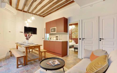 Quartier Sainte-Avoye Apartment | S Stylist and Unique Getaway 8p