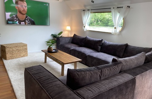 Gouvieux Boat Rental | Santa Julia barge in Chantilly harbour
