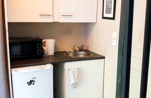 Breux-Jouy Bed & Breakfast | Separate bedroom with kitchenette