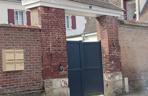 Beauvais Apartment | Shared house, low self-contained studio in Beauvais, 5 km from the airport