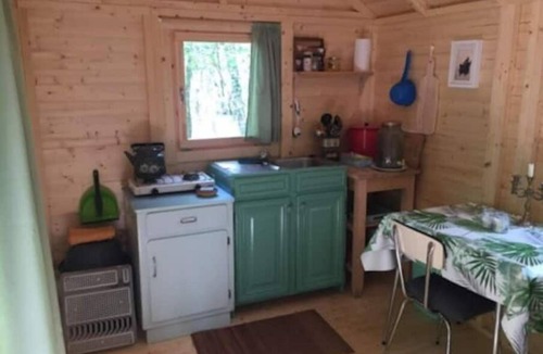 Sougeres-en-Puisaye Cabin | Shepherds hut in a green setting near Guèdelon