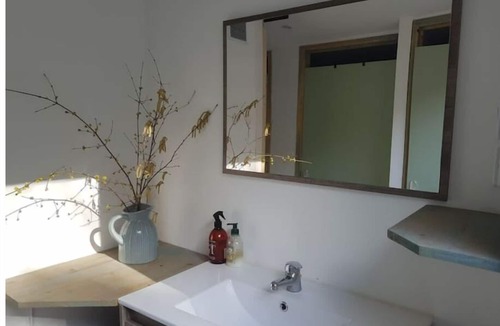 Sougeres-en-Puisaye Cabin | Shepherds hut in a green setting near Guèdelon