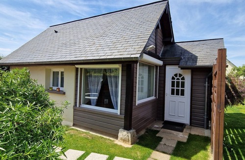 Franqueville-Saint-Pierre House | Small house near Rouen parking space + car charging socket