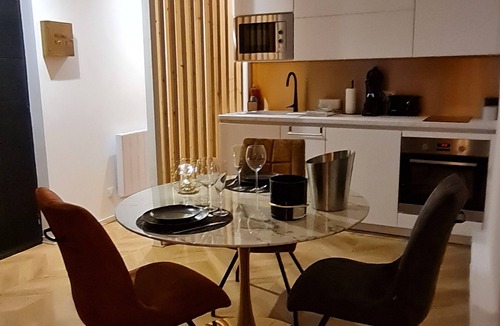 Macon Apartment | Spa, sauna, tropical rain sky, complimentary bottle, romantic night