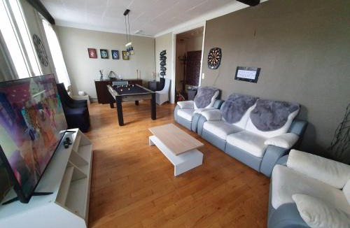 Verdun Apartment | Spacieux - LITERIE HAUT DE GAMME - Billard - Fléchette -TV 65" - Netflix - Amazon Prime- LIT KING SIZE - 4 chambres - Jeux enfants - Terrasse - Barbecue - Géré par Presta-Zen'Services- Chez Aline