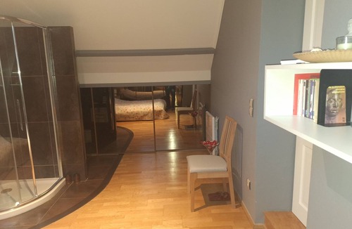 Oinville-sur-Montcient Bed & Breakfast | Spacious Bedroom With Heated Swimming Pool