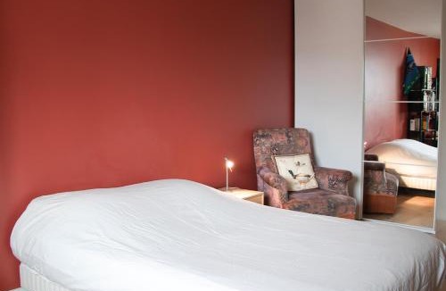 Hincmar Apartment | Spacious home near Canal and Stadium with Wifi