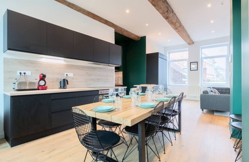 Roubaix House | Spacious house 11 beds 8 bath 18 people - terrace.