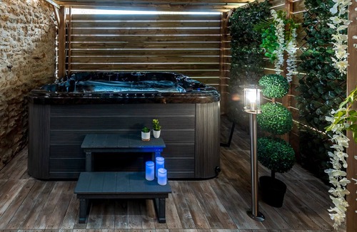 Pezarches House | SPAtio Suite - Private Jacuzzi - 20min Disneyland PARIS