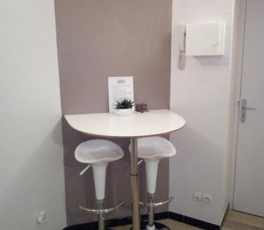 Ville Haute Apartment | Studio 2 pers en vieille ville parking gratuit - by La Source d'OrFée