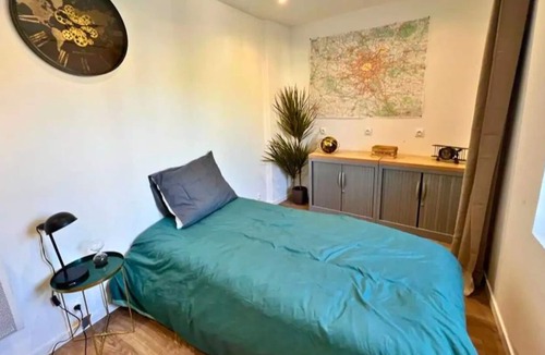Amblainville Apartment | Studio Apartment "Lumineux - Annexe Cosy" with Private Terrace & Wi-Fi