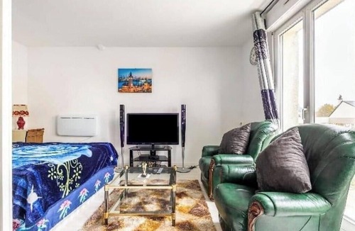 Pierrefitte-sur-Seine Apartment | Studio Appartment with Office,wifi,parking,balcony