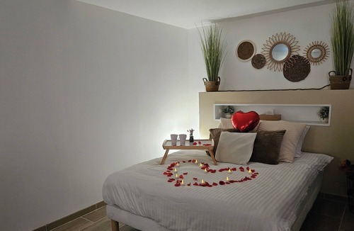 La Bassee Apartment | Studio Avec spa Privatif Tout Confort à L'abri des Regards