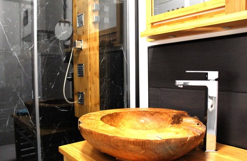Lens Apartment | Studio Bambou: Massage shower/City center