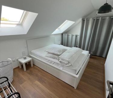 Boue Apartment | Studio Centre Bourg Arrivée et Départ Autonome