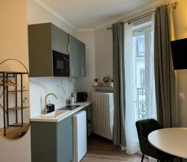 Levallois-Perret Apartment | Studio de charme parisien