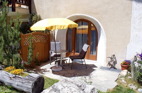 Celerina-Schlarigna Apartment | Studio flat Chardun with garden seating area