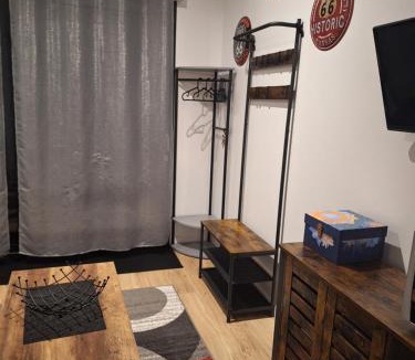 Guecelard Bed & Breakfast | Studio neuf avec espace de travail séparé