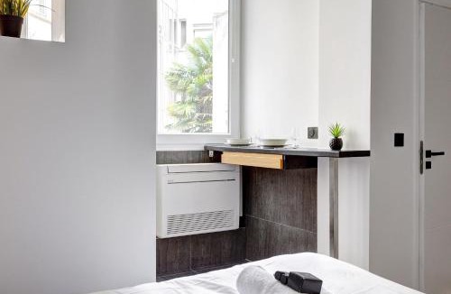 Champs-Elysees Apartment | Studio Neuf et Climatise sur les Champs Elysees