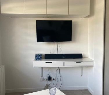 Cappelle-la-Grande Apartment | Studio tout équipé au calme