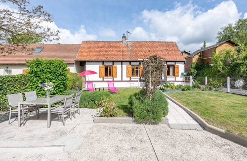 Mesnieres-en-Bray House | Stunning private villa for 4 guests with WIFI, TV, terrace and pets allowed