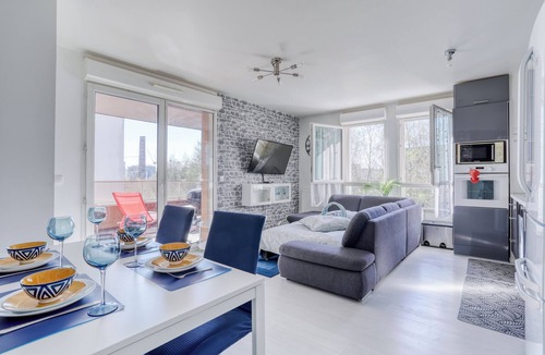 Stains Apartment | Sublime apartment with balcony, free parking near CDG and Stade de France