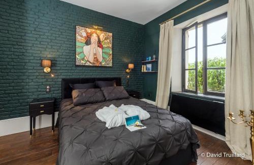 Charleville-Mezieres Apartment | Suites MANA - Cupidon avec superbe vue Place Ducale Parking inclus