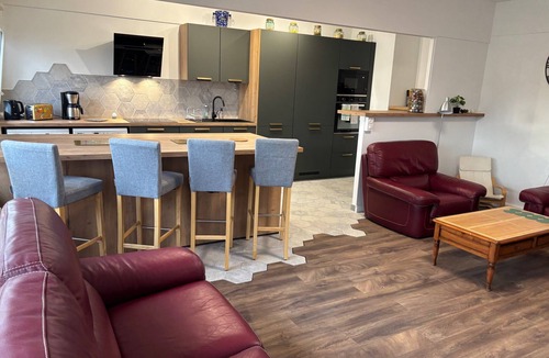 Saint-Remi Apartment | Superb 136m² bright and fully equipped. 4bbes/2sdb + free parking center