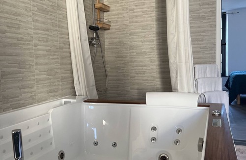 Saint-Acheul Bed & Breakfast | Superb private jacuzzi room with relaxation lounge