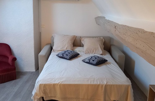Devay House | Tasteful holiday home in Devay with terrace