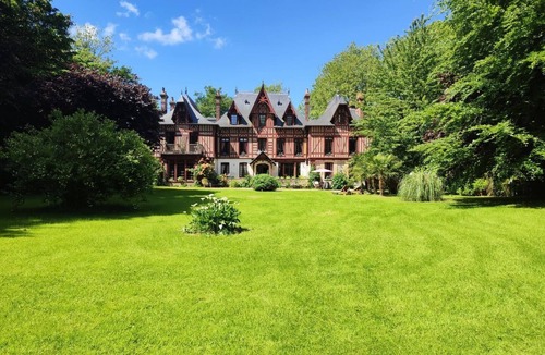 Harcanville House | The Squirrel House