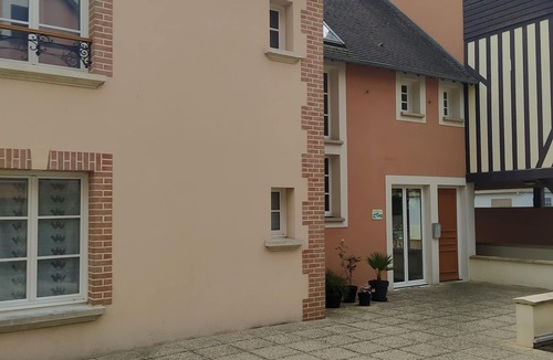 Equemauville Apartment | This residence in the heart of Honfleur is a great place to live.