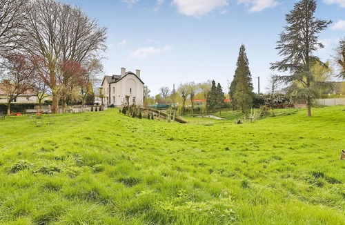 Maubeuge House | This spacious and attractive vacation home is set on a huge plot with a small stream in the garden.