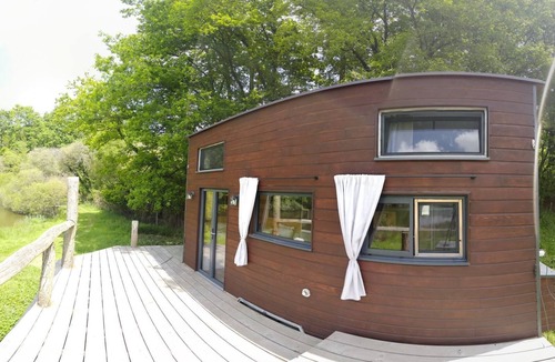 Saint-Bazile House | Tiny House au Bord D'un Étang - Terra Nostra