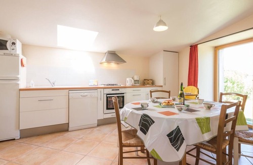 Le Loroux-Bottereau Cottage | Traditional House in a Calm Setting with Garden and Wifi
