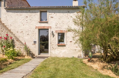 Le Loroux-Bottereau Cottage | Traditional House in a Calm Setting with Garden and Wifi