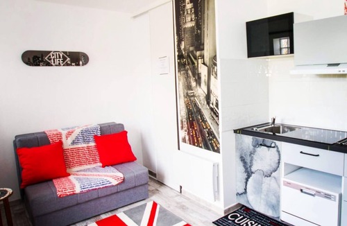 Villemandeur Apartment | Trendy studio London jacuzzi/outdoor pool