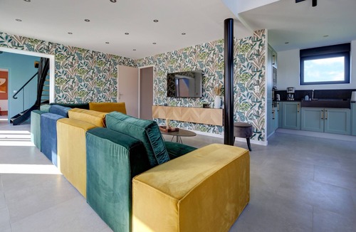 Boue House | Un nid dans la Grange - Maison avec jacuzzi et sauna
