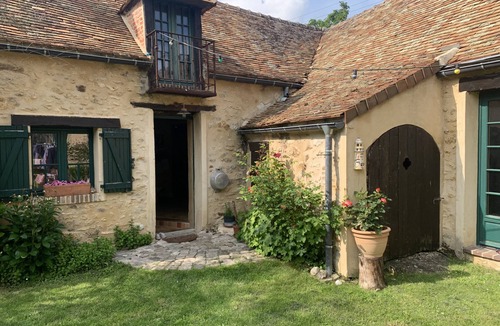 Garancieres House | Vacation Home "La Maison Du Grand Maronnier" with Wi-Fi