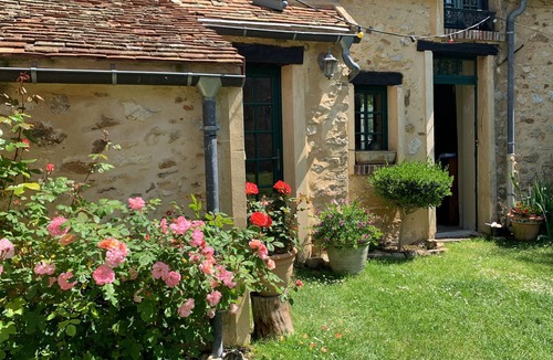 Garancieres House | Vacation Home "La Maison Du Grand Maronnier" with Wi-Fi