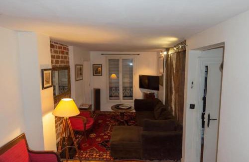 Quartier du Faubourg-Montmartre Apartment | Very French Two Bedroom in the Heart of Paris