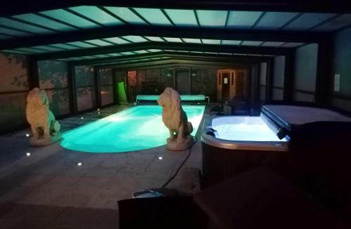 Saint-Clair-d'Arcey Villa | Villa élégante à Saint Clair-d'Arcey avec piscine privée