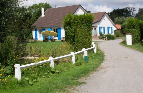 Rue House | Villa de Moncourt with swimming pool in season