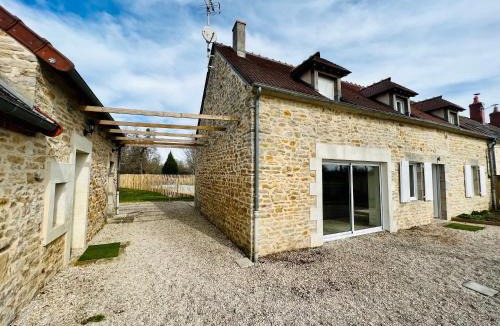 Mars-sur-Allier Villa | "Villa du Circuit" avec Piscine, 4 Chambres, 4 SDB, à 8 min du circuit, parking et portail électrique