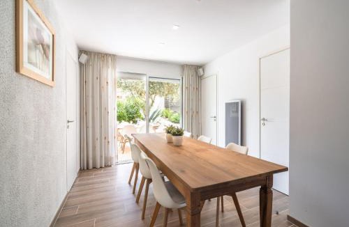 La Courbe Villa | Villa in Pouzols with Private Pool & Vineyards
