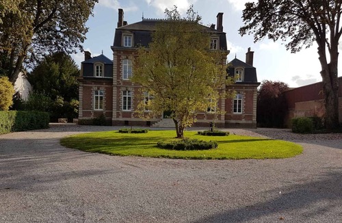 Villers-Bretonneux Villa | Villa-Varentia-Apartment-Ensuite-Courtyard view