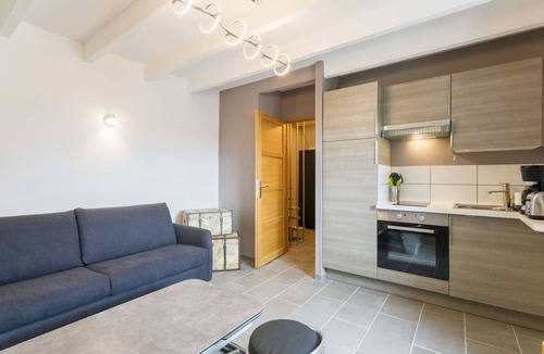 Roissy-en-France Apartment | Voyage-Apartment-Luxury-Private Bathroom-City view