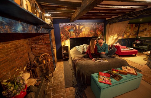 Muidorge House | Welcome to 2, a unique guest house in the colors of the imagination