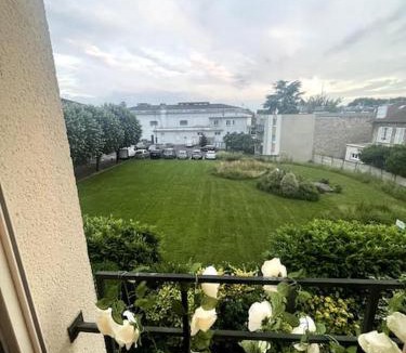 Deuil-la-Barre Apartment | WonderSuite appartement - centre ville avec parking couvert -15mn de Paris et 10 mn de Stade de France, wifi, Netflix