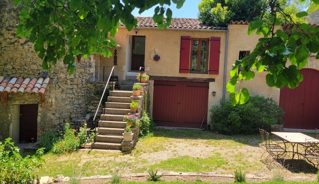 4-person gîte in 17th-century bastide, swimming pool, large garden, patio